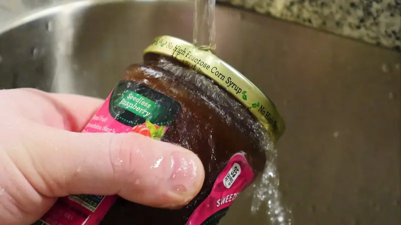 بازکردن درب شیشه ای با استفاده از آب گرم | استارپت